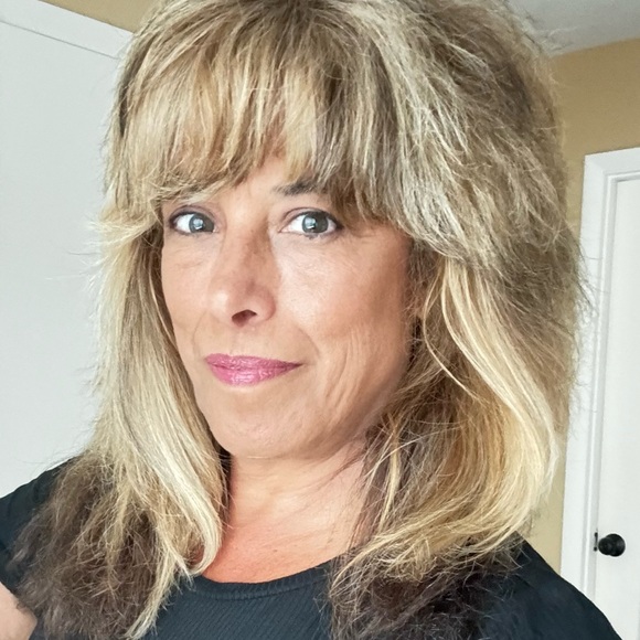 Meet your Posher, Julie - Picture 1 of 1